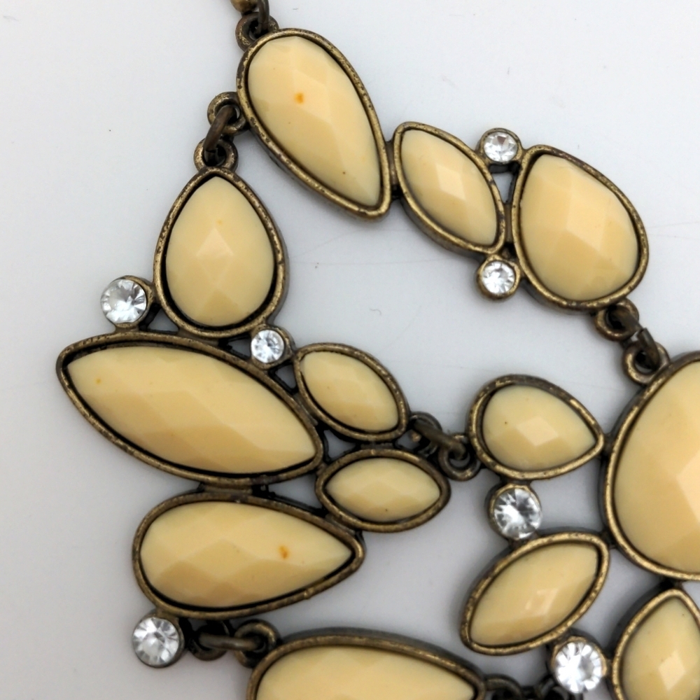 Vintage Cream Bibb Statement Necklace - Picture 13 of 16